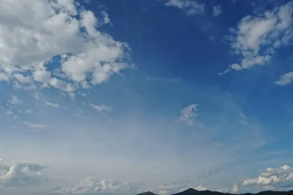Голубое Небо Облаками Летний Месяц Август — стоковое фото