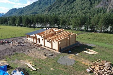 ahşap kiriş bir evin inşaatı, Chemal ilçe, Altay Cumhuriyeti, Ağustos yaz ayı