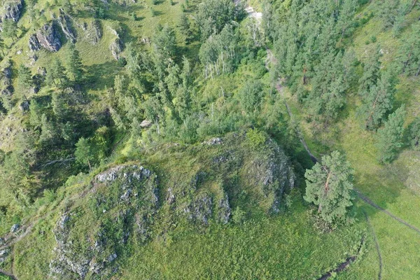 dağın eteklerinde çim, yukarıdan görünümü, Ağustos yaz ayı, akşam