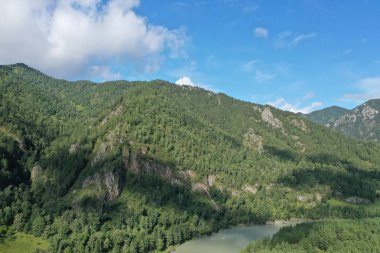 Altay Cumhuriyeti dağları, Kemal ilçesi, Yelanda köyü yakınlarında, yaz ayı Ağustos, akşam