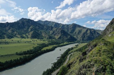 Katun nehri, dağ Altay, yaz ayı Ağustos, akşam