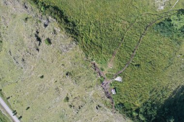 dağın eteklerinde çim, yukarıdan görünümü, Ağustos yaz ayı, akşam