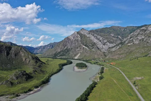 Katun nehri, dağ Altay, yaz ayı Ağustos, akşam