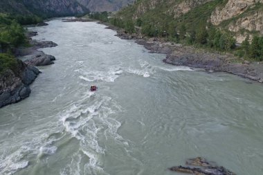 Katun nehri üzerinde rafting, Altay Cumhuriyeti, yaz ayı Ağustos