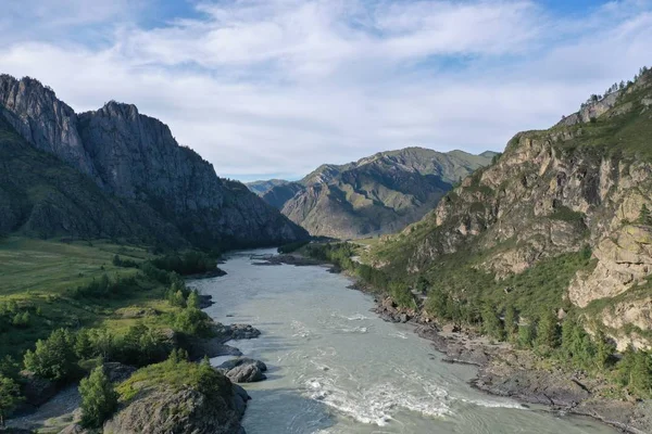 Katun nehri, dağ Altay, yaz ayı Ağustos, akşam