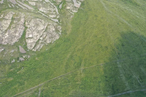 dağın eteklerinde çim, yukarıdan görünümü, Ağustos yaz ayı, akşam