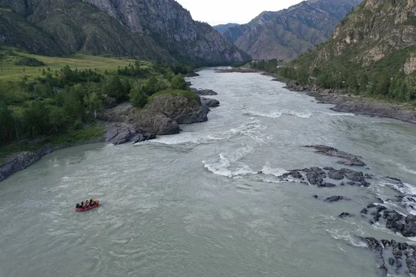 Katun nehri üzerinde rafting, Altay Cumhuriyeti, yaz ayı Ağustos