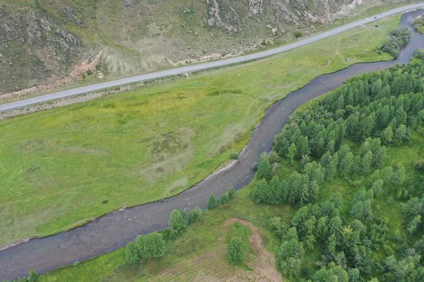 Dağlarda Toukta nehri, havadan görünüm, Ongudai ilçesi, Altay Cumhuriyeti, Rusya, Ağustos yaz ayı