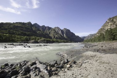 Dağlar ve dağ nehri