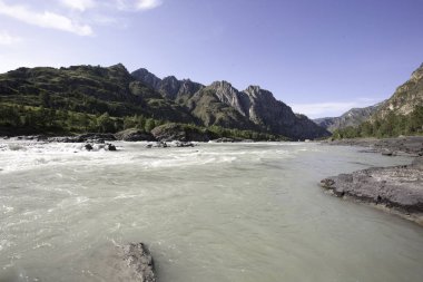 Dağlar ve dağ nehri
