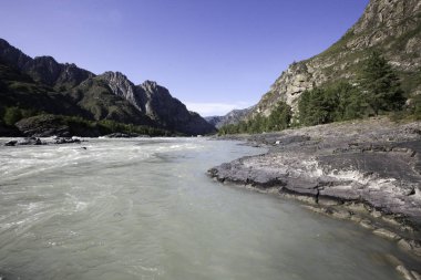 Dağlar ve dağ nehri