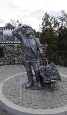 Yol işçisinin anıtı. Chike-Taman geçidine Chuysky arazisini yapanlara adanmış bir heykel.