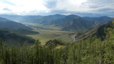 Yazın dağların manzarası