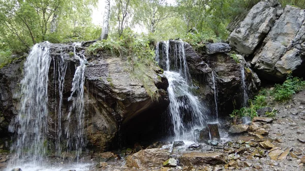 Yazın dağlarda şelale
