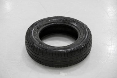 Buzda eski araba lastikleri