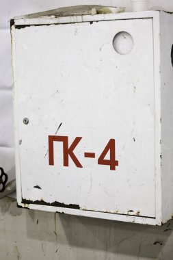 Üzerinde PK-4 yazan eski bir yangın musluğu.