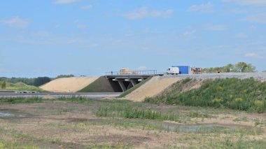 Rusya 'nın Novosibirsk bölgesinde bir yol inşaatı. Yol makineleri.