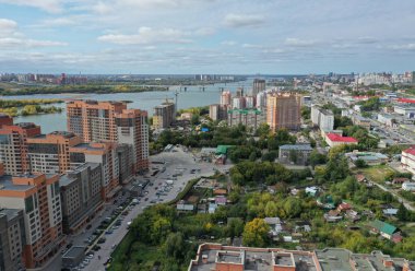 Bolşevik sokağı, Oktyabrsky bölgesi, Novosibirsk şehri, Rusya. Yukarıdan panorama manzarası. Ob Nehri kıyısında..