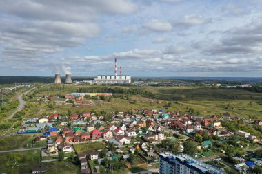Rusya 'nın Novosibirsk eyaletinde Vybornaya Caddesi, CHPP-5 ilçesine bağlı köy evleri. Yukarıdan Panorama görünümü.
