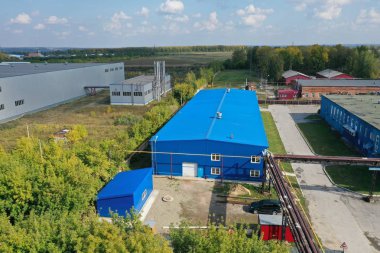 Rusya 'nın Novosibirsk Oblastı' ndaki Berdsk şehrindeki sanayi binaları. Panorama, yukarıdan bak.