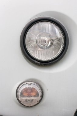 Eski bir minibüsün far ve dönüş sinyali