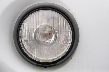 Eski bir UAZ minibüsünün far ışığı