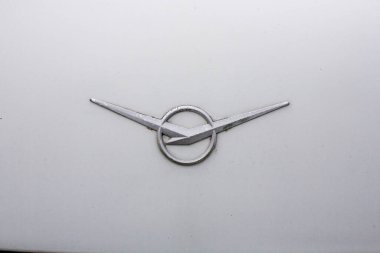 Eski bir UAZ arabasının kaputunda amblem