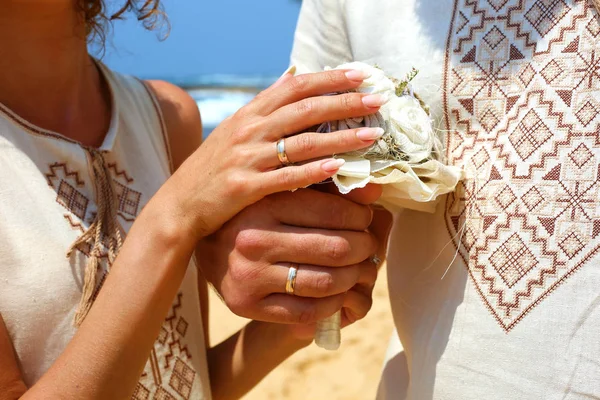 新郎和新娘的手与结婚戒指 没有脸 结婚背景 — 图库照片