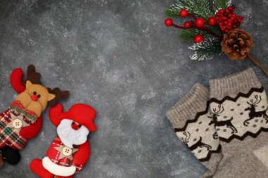 Siyah arka planda klasik Noel süslemeleri. Noel ve Yeni Yıl Şablonu.