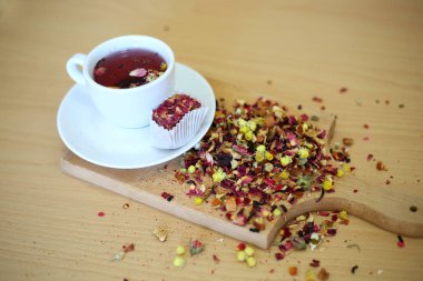 Ahşap arka planda bir fincan Türk bitkisel çayını kapat. Detoks ve sağlıklı elementler.