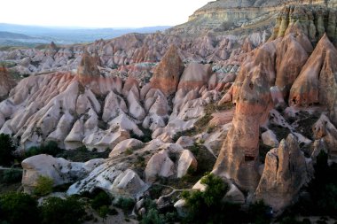 Kapadokya 'daki muhteşem gün batımı manzarası Kapadokya' nın güzel ışığı Türkiye, dağlar ve kaya oluşumları.