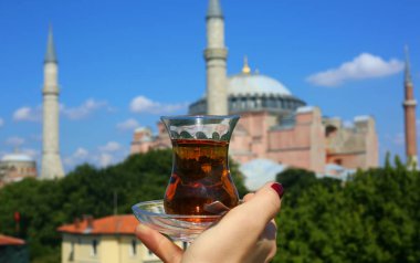 İstanbul 'daki Aya Sophia kilisesinin arka planında geleneksel bir fincan Türk çayı. Türkiye 'nin güzel manzarası. Türkiye 'de Seyahat.