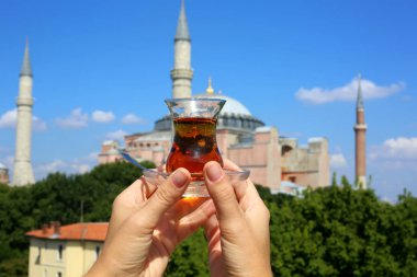 İstanbul 'daki Aya Sophia kilisesinin arka planında geleneksel bir fincan Türk çayı. Türkiye 'nin güzel manzarası. Türkiye 'de Seyahat.