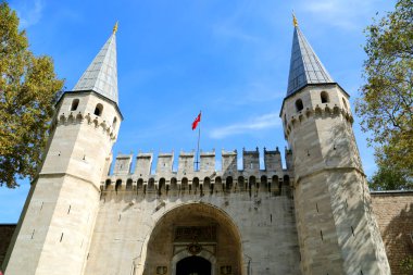İstanbul 'daki Topkapı Sarayı' nın ana girişi. Güzel manzara.