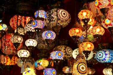 İstanbul 'daki Grand Bazar' da renkli oryantal Türk fenerleri. Güzel arkaplan.