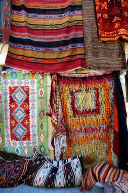 Geleneksel renkli halılar ve halılar Cappadocia 'da bir halı dükkanında doğuya doğru dekore edilir.