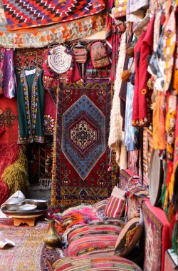 Geleneksel renkli halılar ve halılar Cappadocia 'da bir halı dükkanında doğuya doğru dekore edilir.