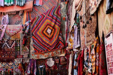 Geleneksel renkli halılar ve halılar Cappadocia 'da bir halı dükkanında doğuya doğru dekore edilir.