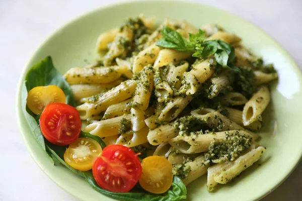 Makaron Penne Zielonym Sosem Pesto Pomidorami Wiśniowymi Menu Restauracji — Zdjęcie stockowe