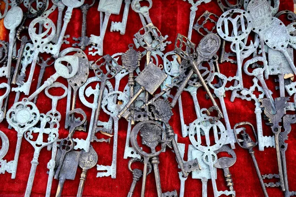 Sok Régi Rozsdás Szürke Ezüst Kulcsok Feküdt Vörös Háttérben Bolhapiac — Stock Fotó