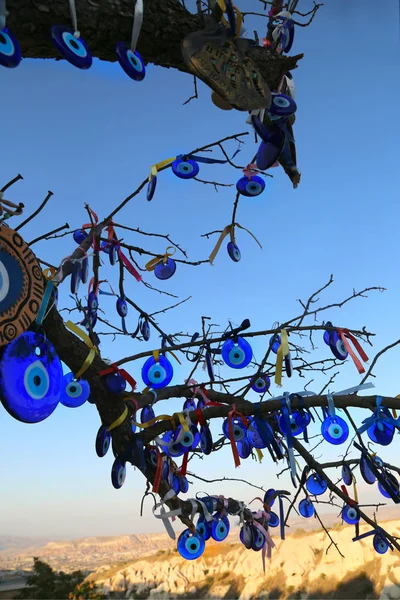 Árvore Decorada Com Amuletos Forma Olho Feitos Vidro Azul Talismã — Fotografia de Stock