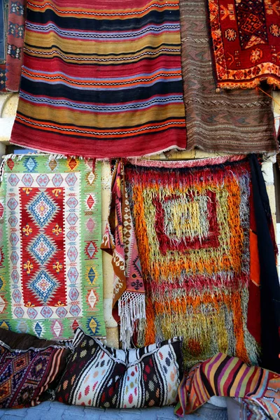 Karpet Dan Karpet Tradisional Berwarna Warni Dihias Secara Oriental Sebuah — Stok Foto