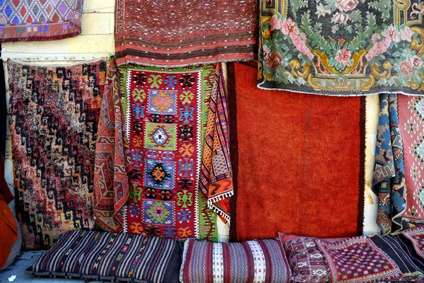 Geleneksel renkli halılar ve halılar Cappadocia 'da bir halı dükkanında doğuya doğru dekore edilir.