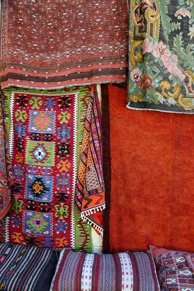 Karpet Dan Karpet Tradisional Berwarna Warni Dihias Secara Oriental Sebuah — Stok Foto