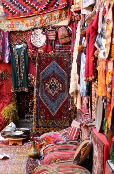 Tapetes Coloridos Tradicionais Tapetes São Decorados Orientalmente Uma Loja Tapetes — Fotografia de Stock