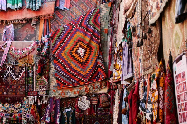 Tapetes Coloridos Tradicionais Tapetes São Decorados Orientalmente Uma Loja Tapetes — Fotografia de Stock