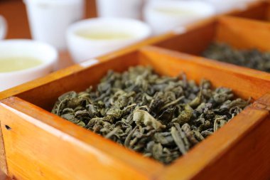 Seçici odaklanma, yeşil çay yığınını kapat. Seylan çayı. Sri Lanka 'daki çay fabrikasında çay içeriz..