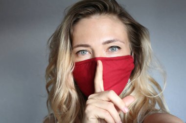 Pamuklu kumaş maskeli şık bir kadın Coronavirus Covid 19 'a karşı korur. Yeniden kullanılabilir moda yüz maskesi. 