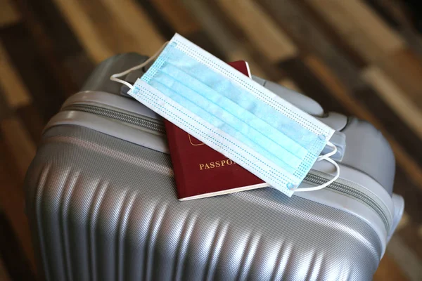 Ιατρική Μάσκα Προσώπου Και Διαβατήριο Βαλίτσα Αποσκευών Για Ταξιδέψετε Στο — Φωτογραφία Αρχείου
