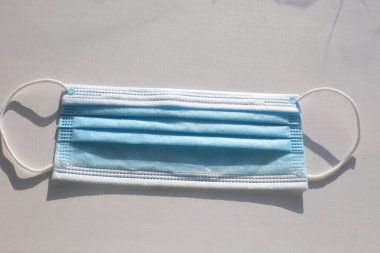 Tıbbi mavi maske toz ve virüse karşı koruyucu. Coronavirus önleyici pamuk maskesi. Ev yapımı yüz maskesi. DIY kavramı.